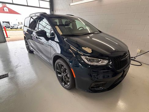 Used 2025 Chrysler Pacifica Limited AWD/4WD image 3