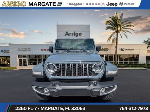 Used 2025 Jeep Wrangler Unlimited Sahara w/ Safety Group AWD/4WD image 3