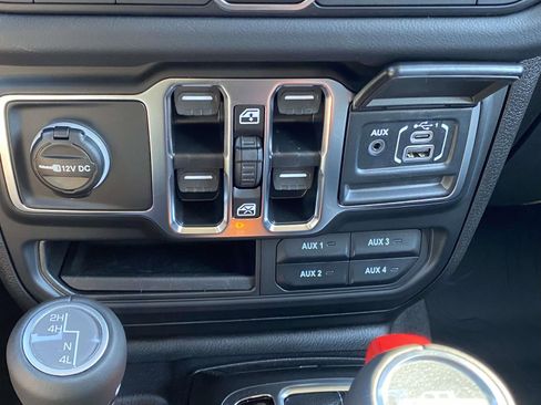 New 2025 Jeep Gladiator Sport image 29