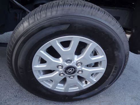 Used 2025 Toyota Tacoma SR5 AWD/4WD image 16