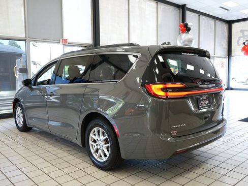 Used 2022 Chrysler Pacifica Touring-L FWD image 4