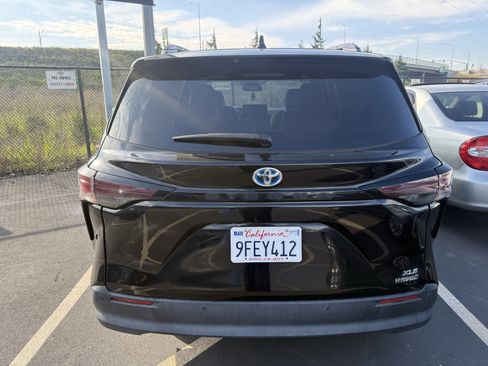 Used 2023 Toyota Sienna XLE image 3