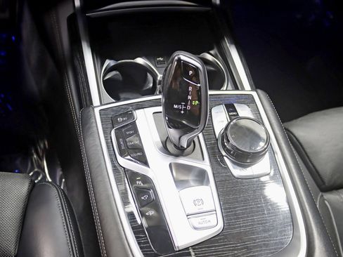 Used 2020 BMW 750i xDrive w/ Executive Package image 29