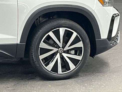 Used 2023 Volkswagen Taos SE w/ Panoramic Sunroof Package image 37
