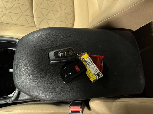 Certified 2025 Toyota RAV4 XLE AWD/4WD image 31