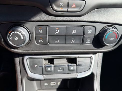 Used 2024 GMC Terrain SLE AWD/4WD image 21
