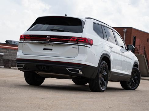Certified 2024 Volkswagen Atlas SE w/ Panoramic Sunroof Package AWD/4WD image 6