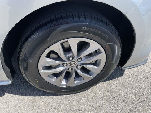 Used 2025 Toyota Sienna XLE FWD image 39