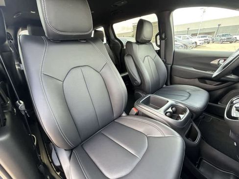 New 2025 Chrysler Pacifica Select FWD image 14