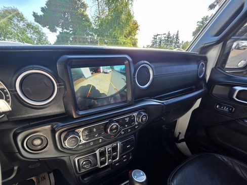 Used 2018 Jeep Wrangler Unlimited Sahara AWD/4WD image 13