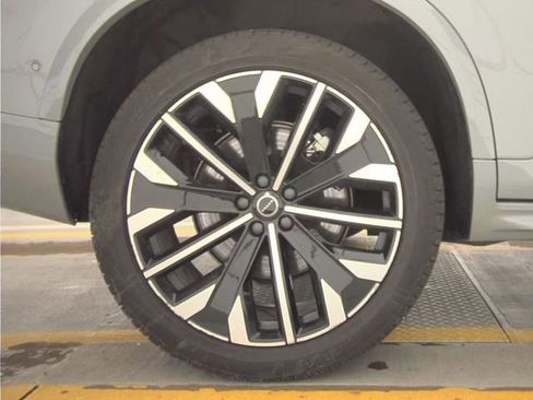 Used 2025 Volvo XC90 B6 Plus AWD/4WD image 13