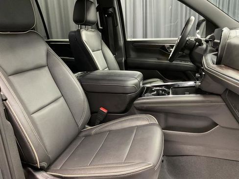 Used 2025 Chevrolet Suburban Premier AWD/4WD image 18