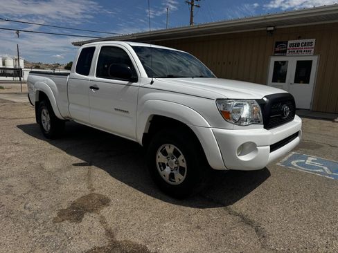 Used 2011 Toyota Tacoma PreRunner w/ SR5 Pkg #2 RWD image 2