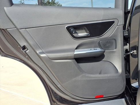 Used 2025 Mercedes-Benz GLC 300 image 17