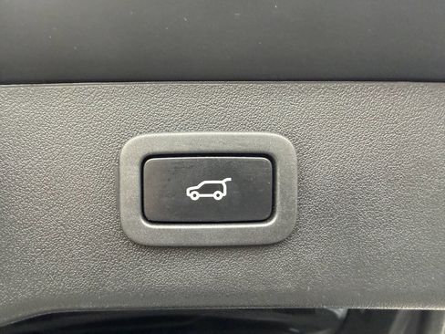 Used 2018 Jaguar XF S image 8