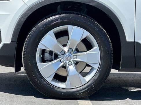 Used 2022 Volvo XC40 T5 Momentum image 25