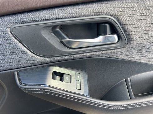 Used 2023 Nissan Rogue SV image 31