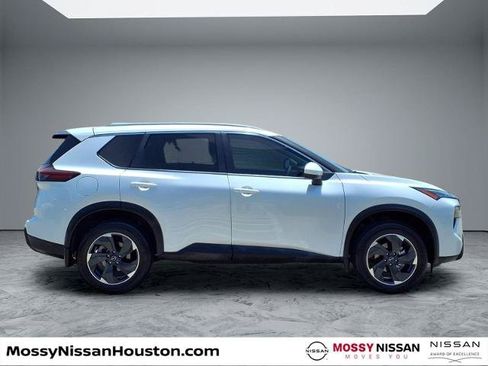 Certified 2025 Nissan Rogue SV w/ SV Premium Package FWD image 8