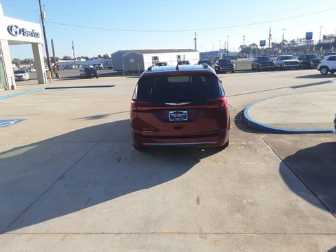 Used 2022 Chrysler Pacifica Touring-L w/ Uconnect Theater Family Group image 6