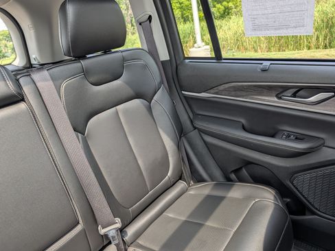 Used 2023 Jeep Grand Cherokee Limited w/ Luxury Tech Group II AWD/4WD image 18