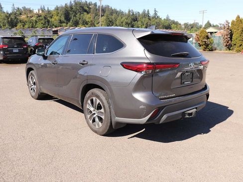 Used 2021 Toyota Highlander XLE AWD/4WD image 7