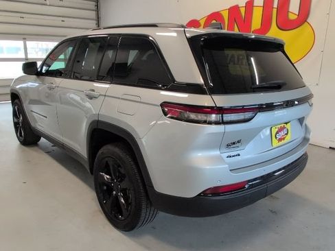Used 2025 Jeep Grand Cherokee Altitude AWD/4WD image 3