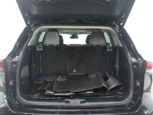 Used 2021 Toyota Highlander XLE image 18