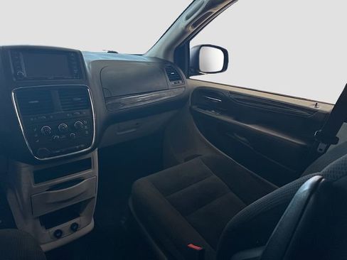 Used 2018 Dodge Grand Caravan SE w/ UConnect Hands-Free Group image 22