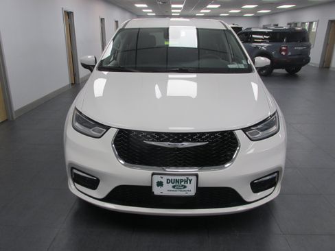Used 2023 Chrysler Pacifica Touring-L FWD image 2