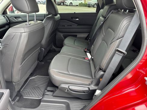 Used 2024 Nissan Pathfinder SL image 10