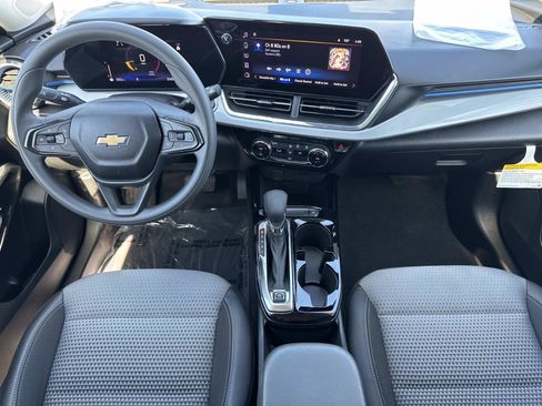 Used 2025 Chevrolet Trax LT FWD image 9