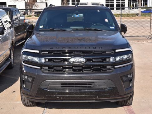 Used 2023 Ford Expedition Limited image 3