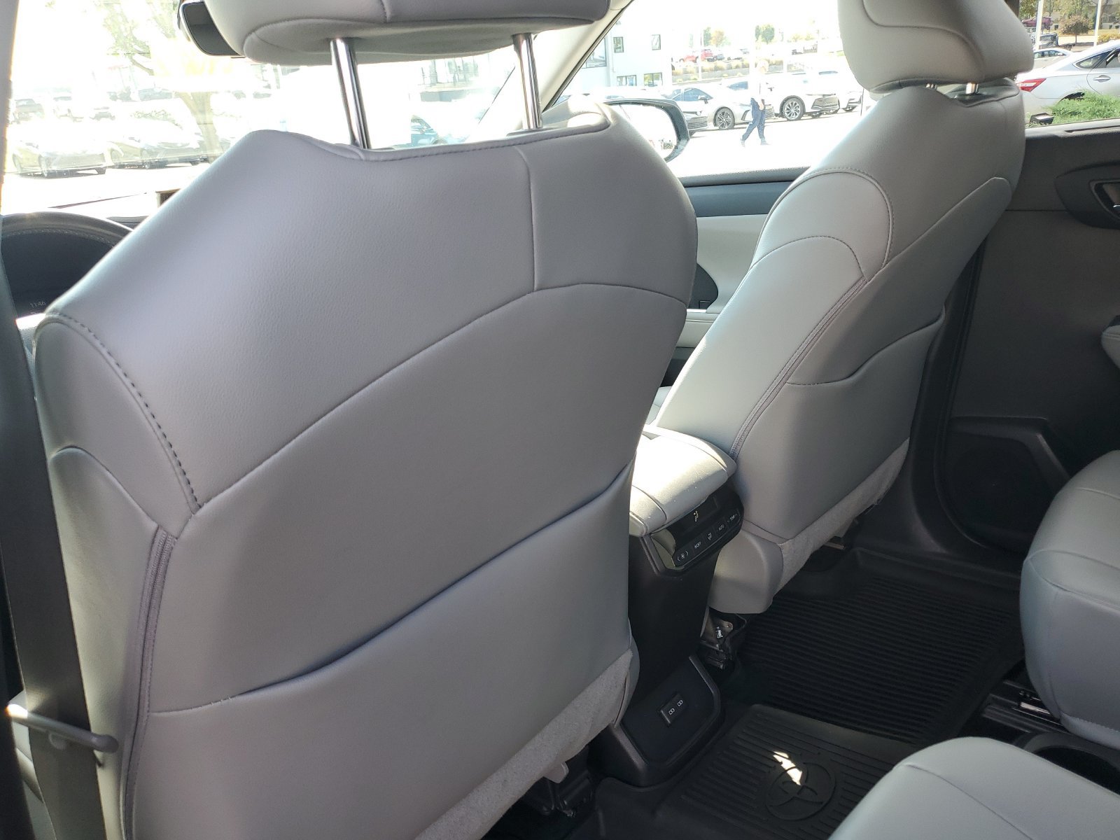 Used 2022 Toyota Highlander XLE AWD/4WD image 15