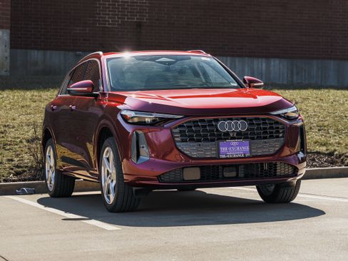 Certified 2025 Audi Q5 Premium Plus w/ Premium Plus image 1