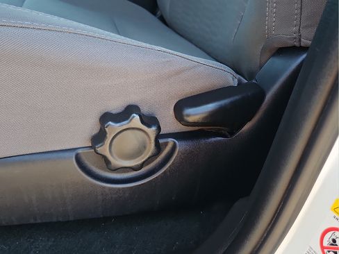 Used 2019 Toyota Tacoma SR AWD/4WD image 14