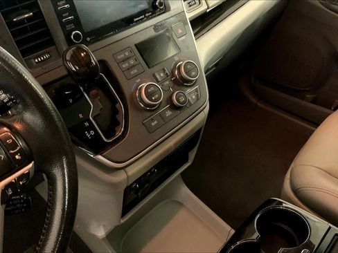 Used 2020 Toyota Sienna XLE FWD image 17