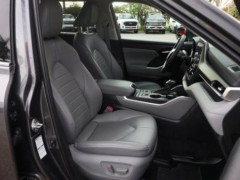 Used 2021 Toyota Highlander XLE image 45