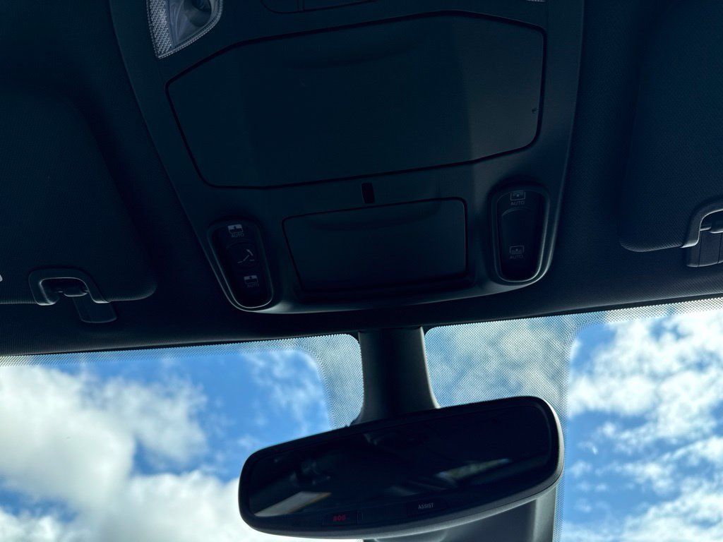 Used 2025 Chrysler Pacifica Limited FWD image 40