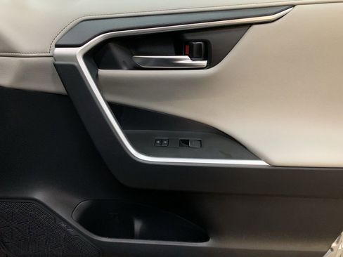 New 2025 Toyota RAV4 Limited image 18