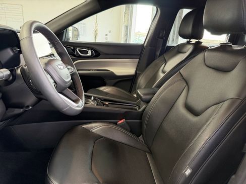 Used 2025 Jeep Compass Limited image 27