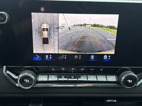 Used 2024 Chevrolet Colorado Z71 w/ Z71 Convenience Package 2 AWD/4WD image 17