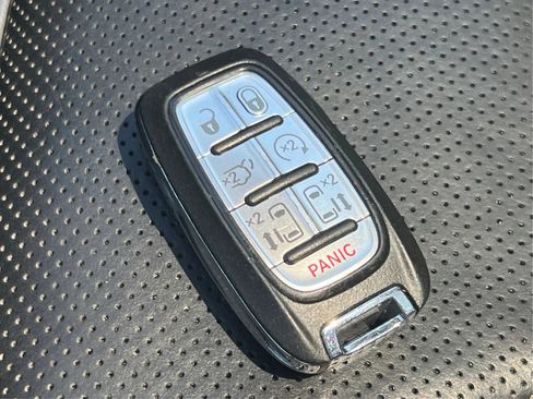 Used 2018 Chrysler Pacifica Limited w/ Advanced Safetytec Group FWD image 43