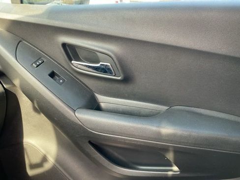 Used 2019 Chevrolet Trax LS image 25