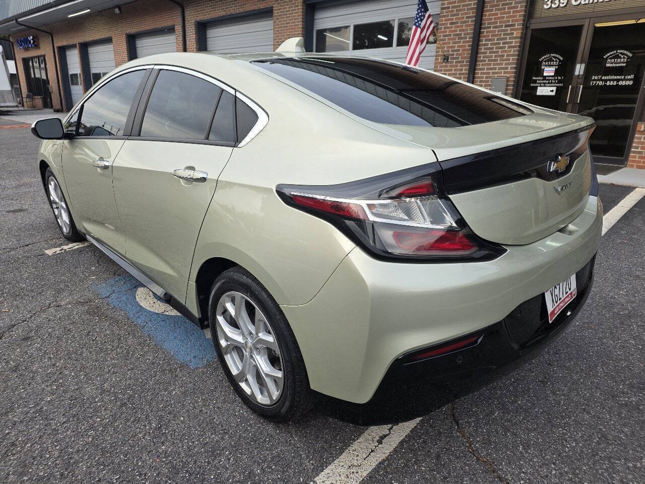 Used 2017 Chevrolet Volt Premier w/ Driver Confidence II Package FWD image 4