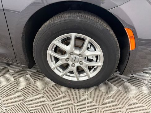 Used 2023 Chrysler Pacifica Touring-L FWD image 14