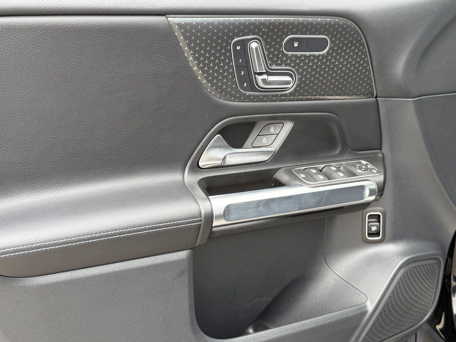 Used 2025 Mercedes-Benz GLB 250 image 23