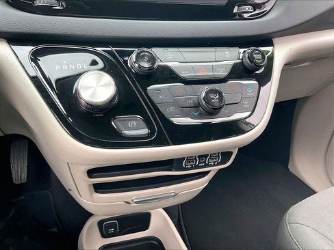 Used 2023 Chrysler Voyager LX image 25