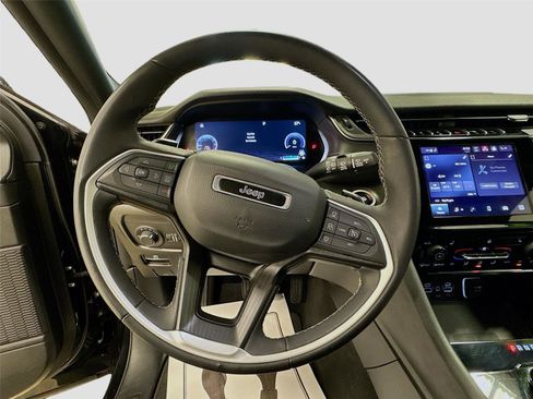 Used 2023 Jeep Grand Cherokee L Laredo image 11