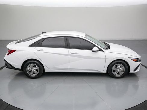 Used 2025 Hyundai Elantra SE FWD image 3