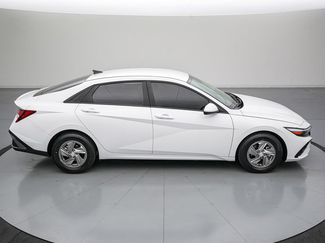 Used 2025 Hyundai Elantra SE FWD video 3